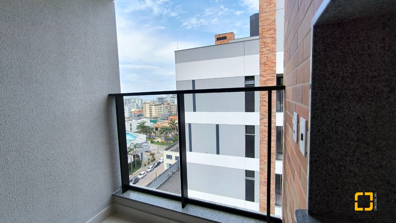 Apartamento com 72m², 4 quartos (sendo 2 suítes), 2 garagens, no bairro Balneário em Florianópolis