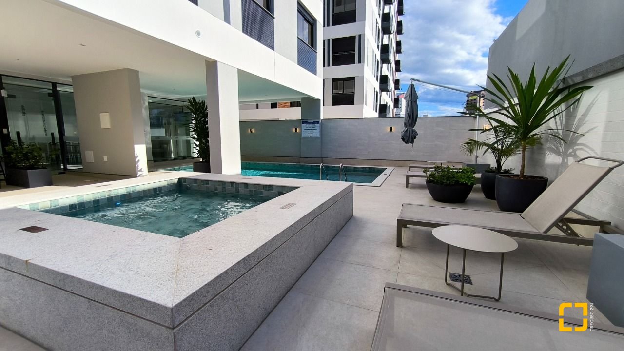 Apartamento com 72m², 4 quartos (sendo 2 suítes), 2 garagens, no bairro Balneário em Florianópolis