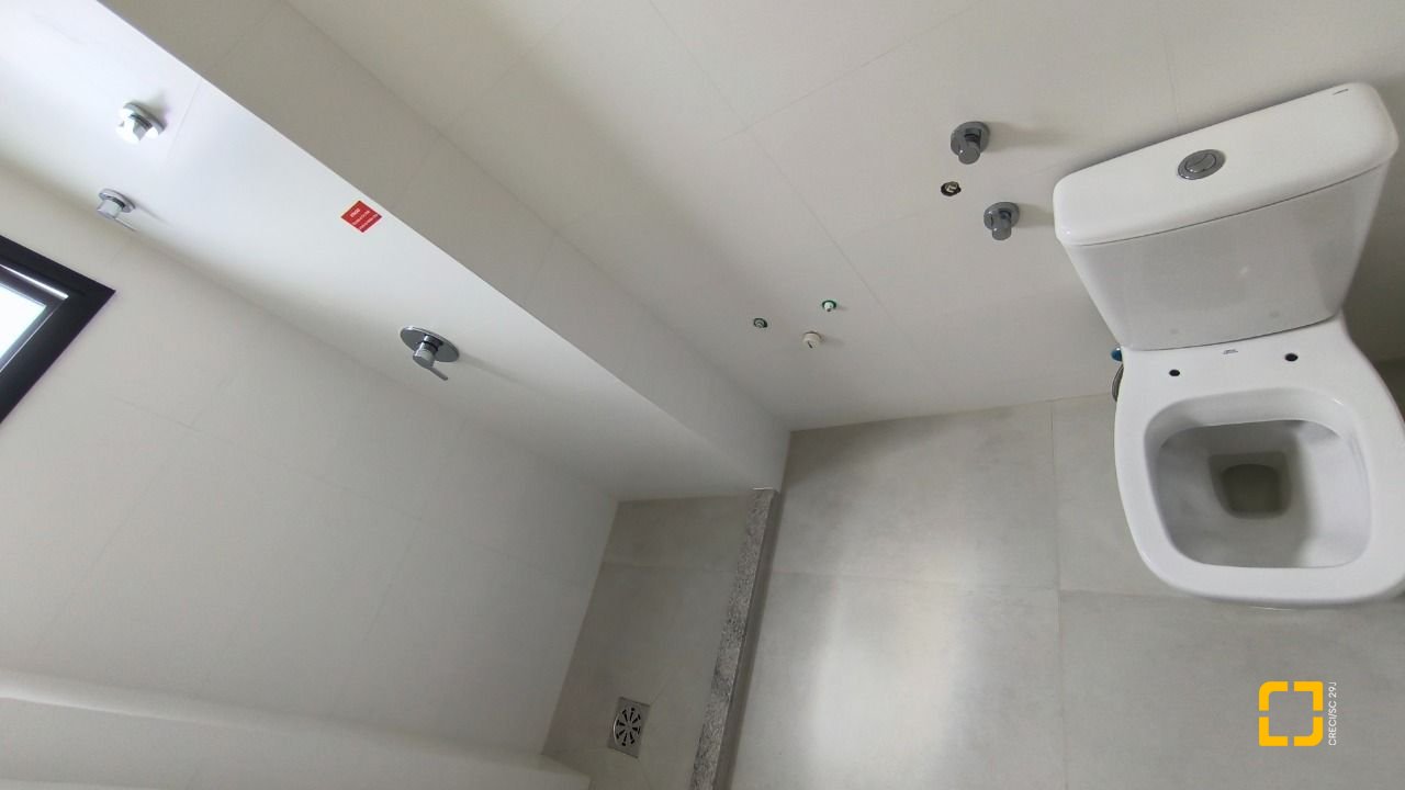 Apartamento com 72m², 4 quartos (sendo 2 suítes), 2 garagens, no bairro Balneário em Florianópolis