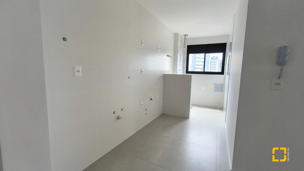 Apartamento com 72m², 4 quartos (sendo 2 suítes), 2 garagens, no bairro Balneário em Florianópolis