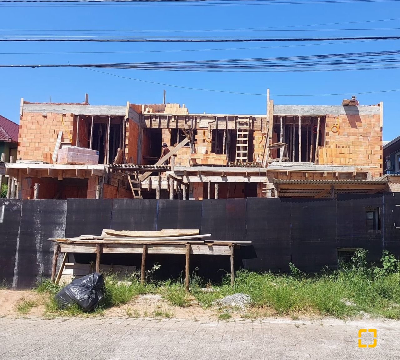 Casa com 130m², 5 quartos (sendo 1 suíte), 2 garagens, no bairro Campeche em Florianópolis