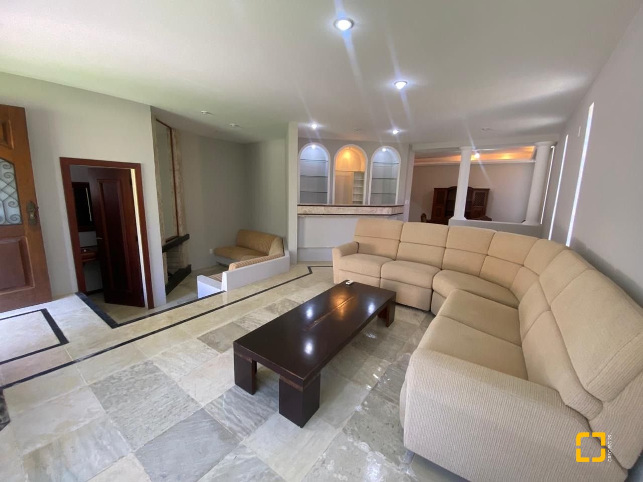 Casa com 304m², 6 quartos (sendo 2 suítes), 2 garagens, no bairro João Paulo em Florianópolis