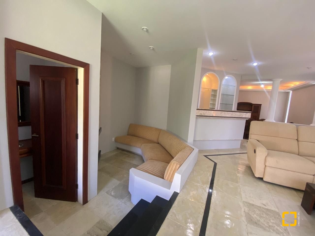 Casa com 304m², 6 quartos (sendo 2 suítes), 2 garagens, no bairro João Paulo em Florianópolis