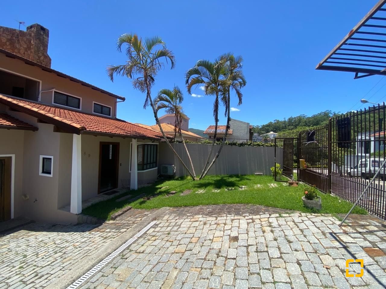 Casa com 304m², 6 quartos (sendo 2 suítes), 2 garagens, no bairro João Paulo em Florianópolis