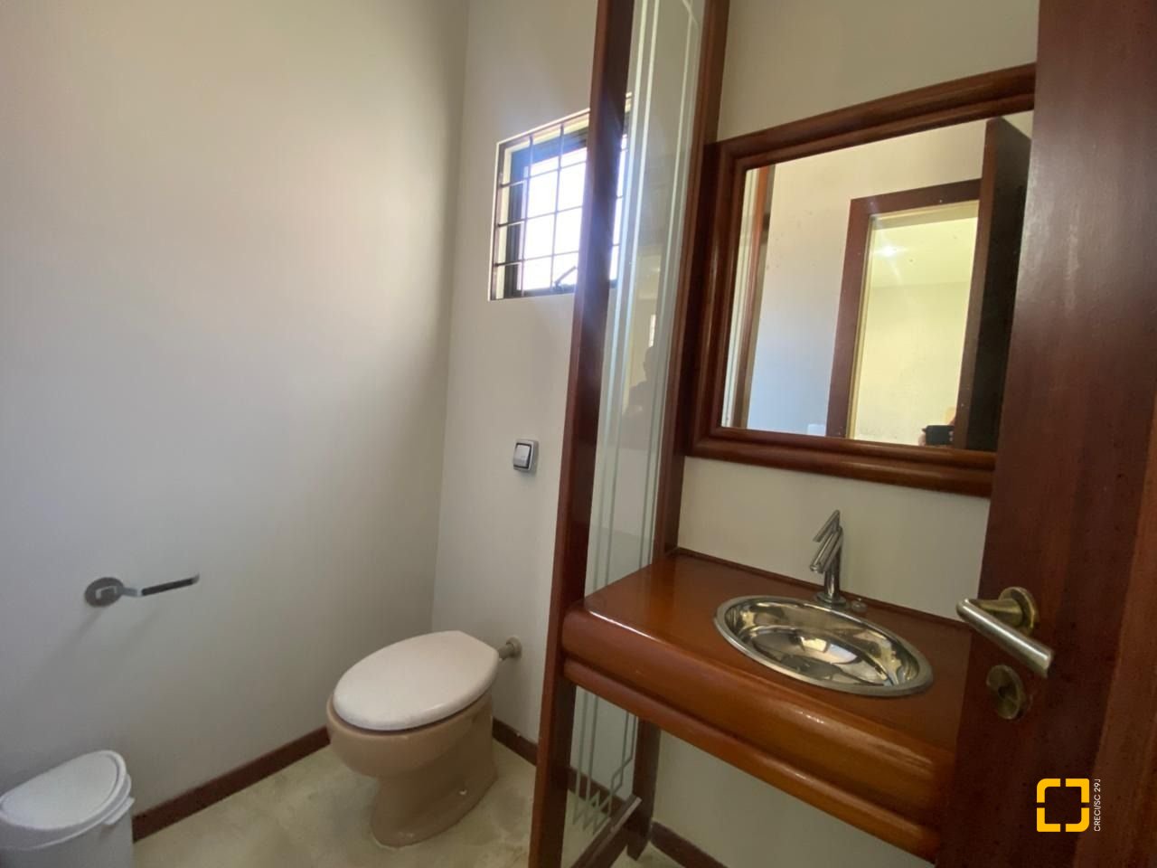 Casa com 304m², 6 quartos (sendo 2 suítes), 2 garagens, no bairro João Paulo em Florianópolis