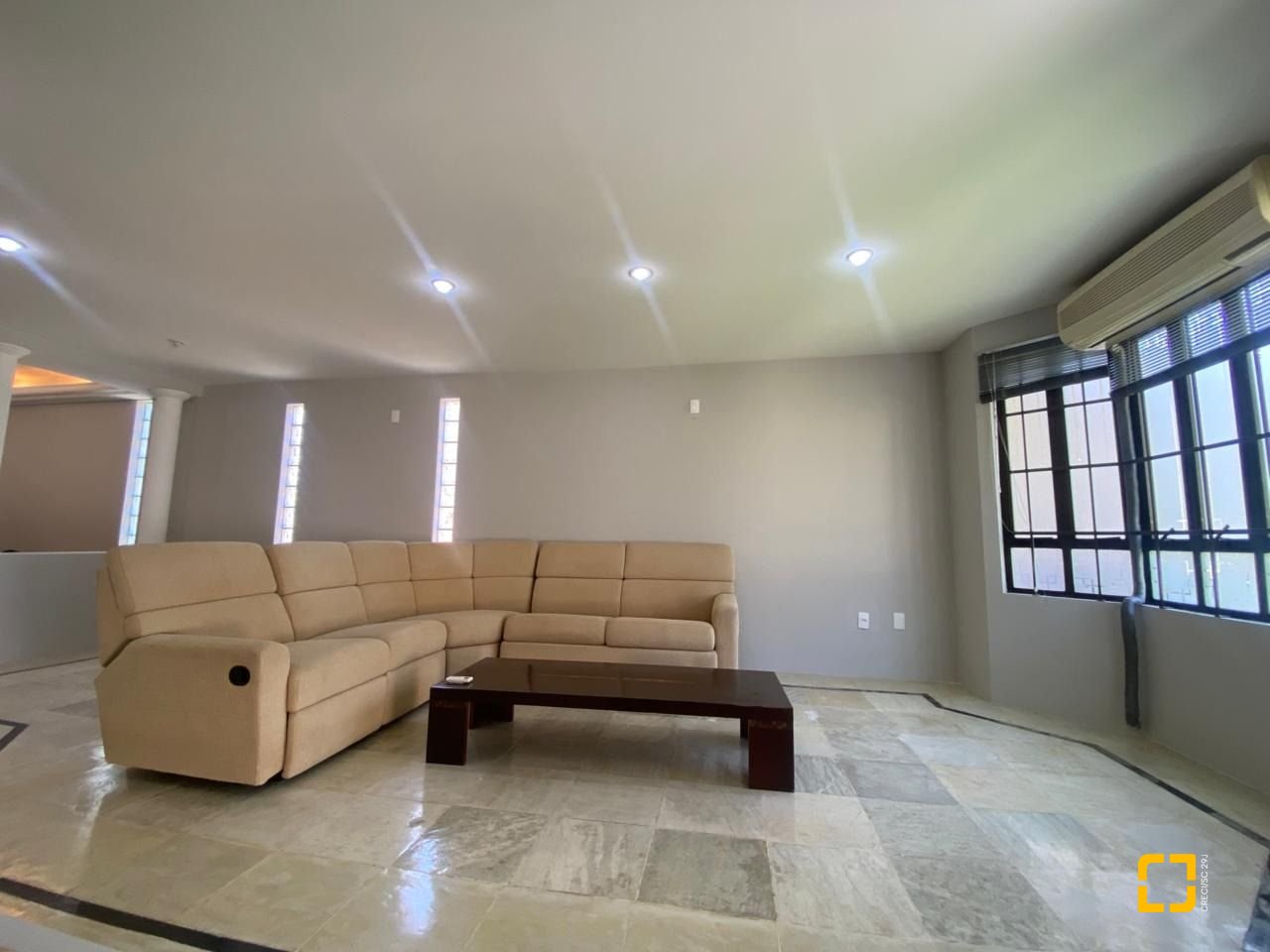Casa com 304m², 6 quartos (sendo 2 suítes), 2 garagens, no bairro João Paulo em Florianópolis