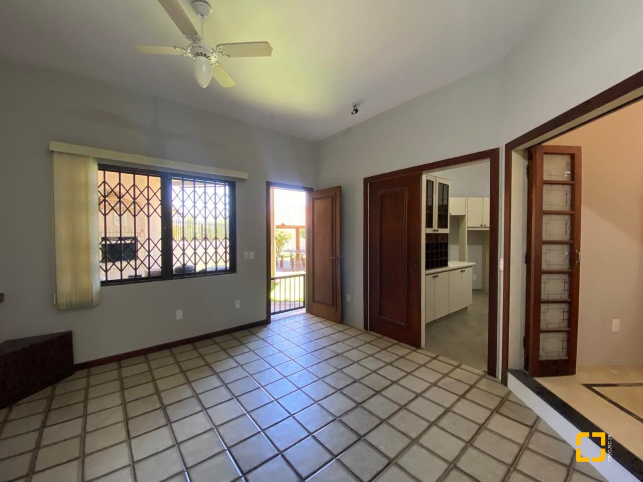 Casa com 304m², 6 quartos (sendo 2 suítes), 2 garagens, no bairro João Paulo em Florianópolis