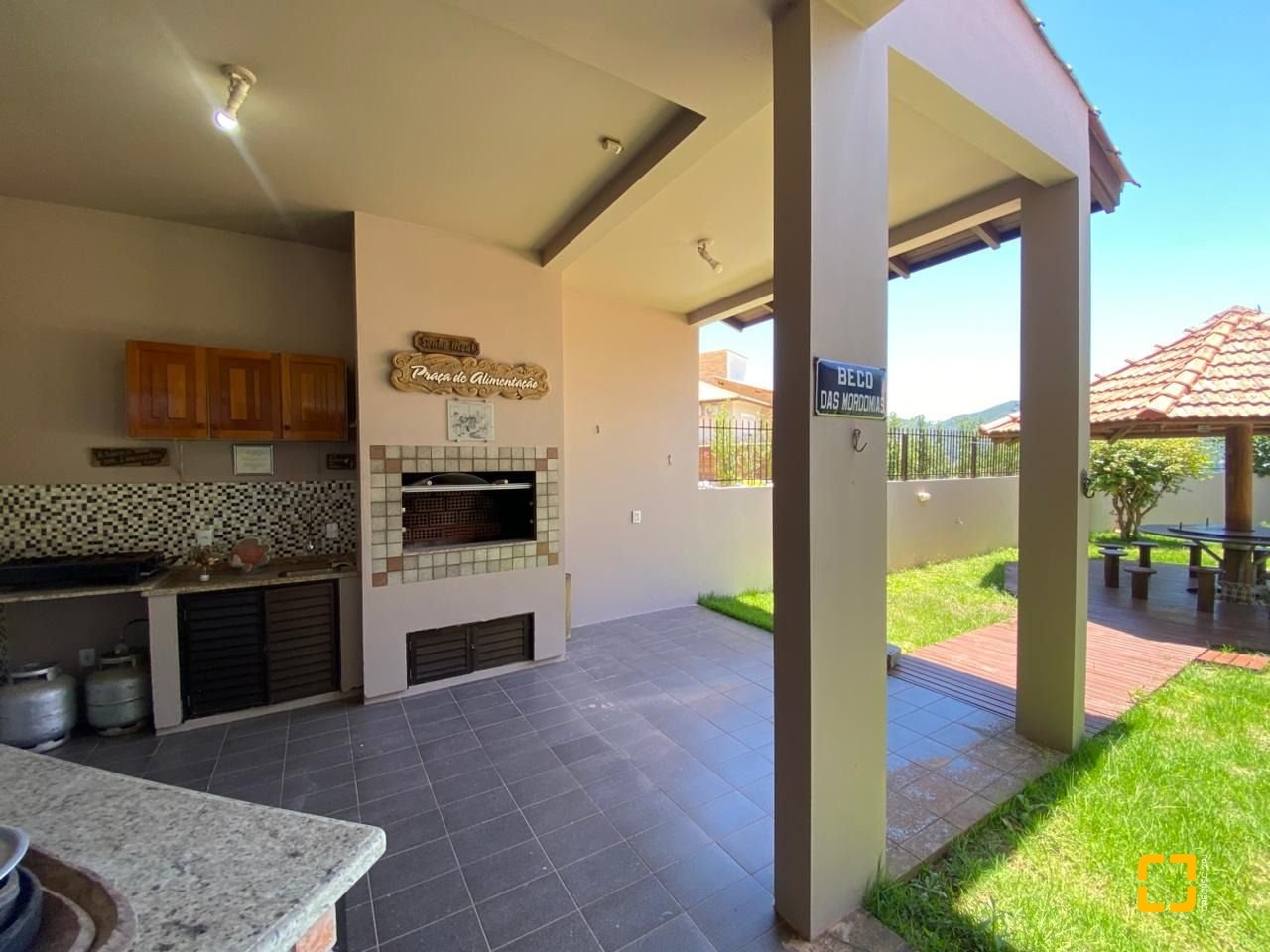 Casa com 304m², 6 quartos (sendo 2 suítes), 2 garagens, no bairro João Paulo em Florianópolis
