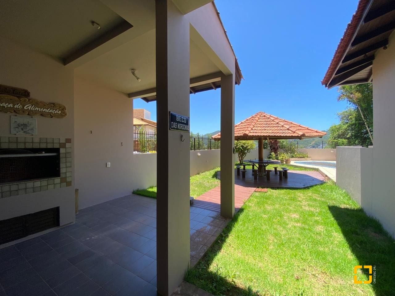 Casa com 304m², 6 quartos (sendo 2 suítes), 2 garagens, no bairro João Paulo em Florianópolis