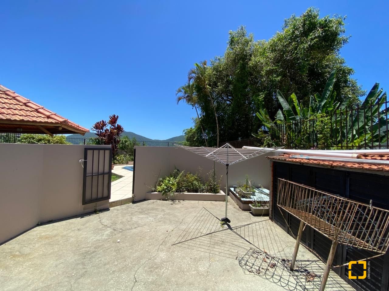 Casa com 304m², 6 quartos (sendo 2 suítes), 2 garagens, no bairro João Paulo em Florianópolis