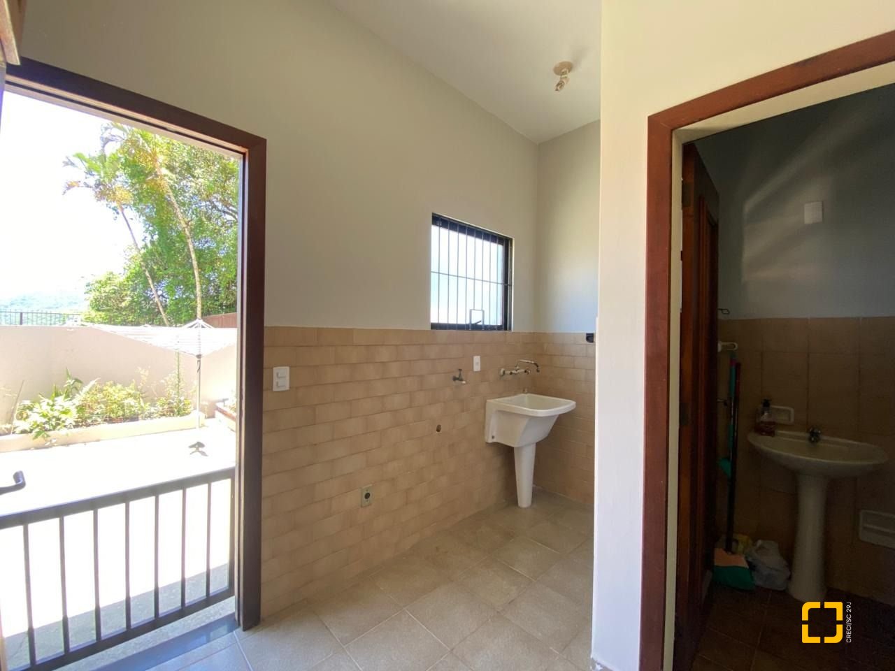 Casa com 304m², 6 quartos (sendo 2 suítes), 2 garagens, no bairro João Paulo em Florianópolis