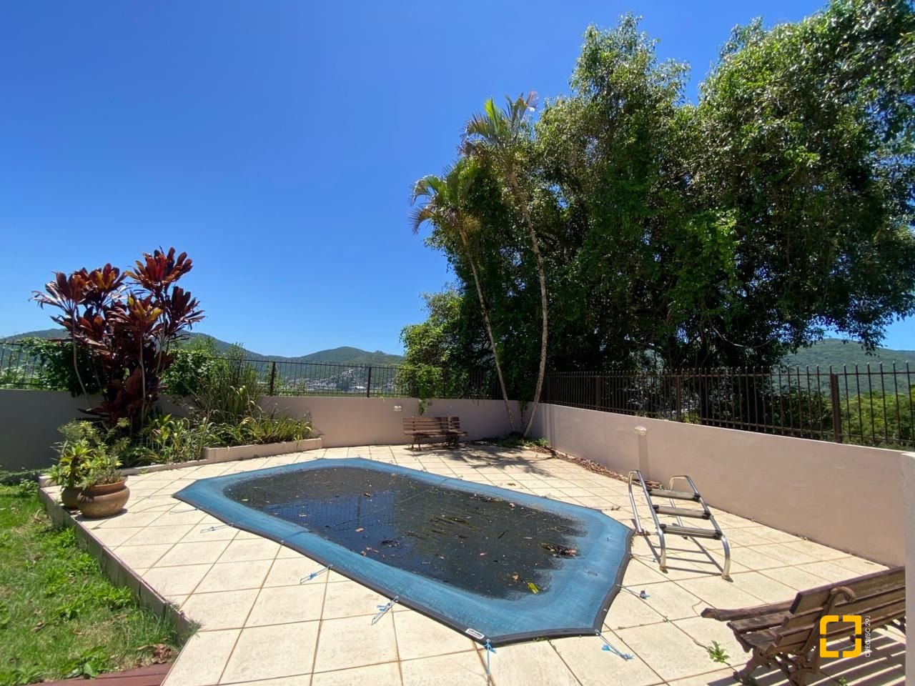 Casa com 304m², 6 quartos (sendo 2 suítes), 2 garagens, no bairro João Paulo em Florianópolis