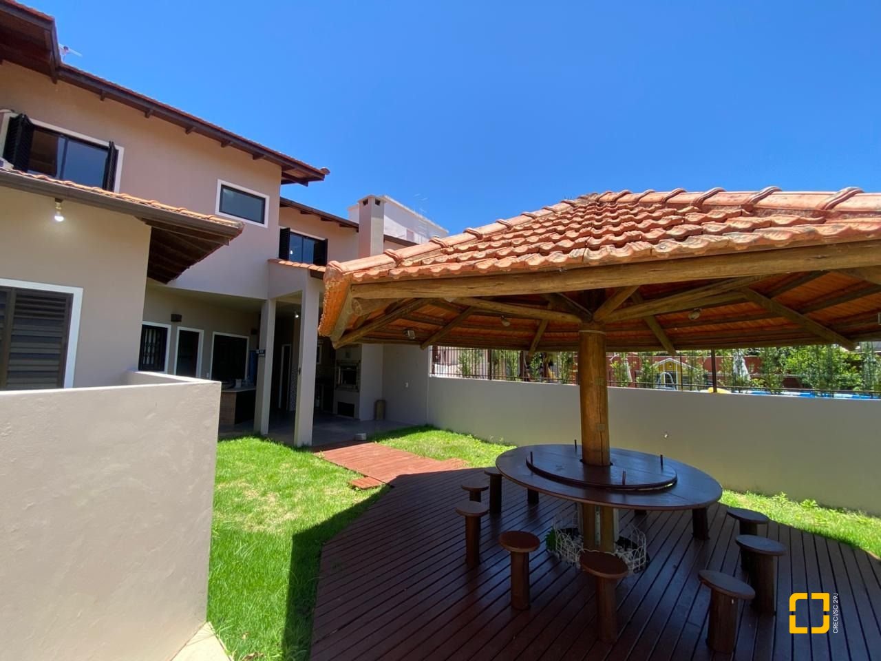 Casa com 304m², 6 quartos (sendo 2 suítes), 2 garagens, no bairro João Paulo em Florianópolis
