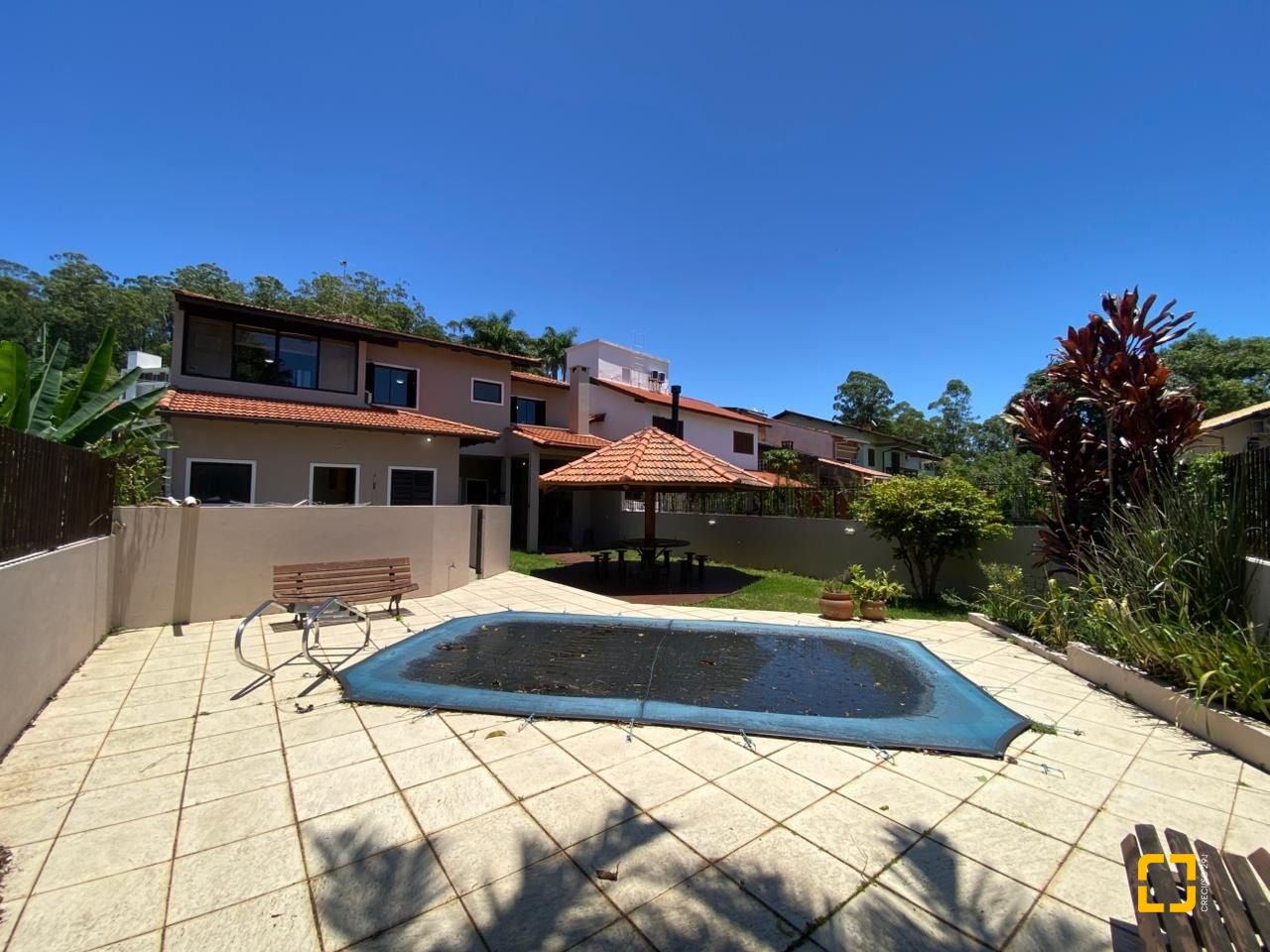 Casa com 304m², 6 quartos (sendo 2 suítes), 2 garagens, no bairro João Paulo em Florianópolis