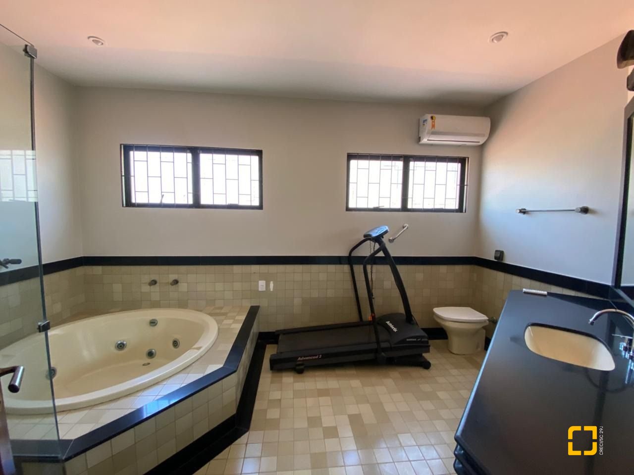 Casa com 304m², 6 quartos (sendo 2 suítes), 2 garagens, no bairro João Paulo em Florianópolis