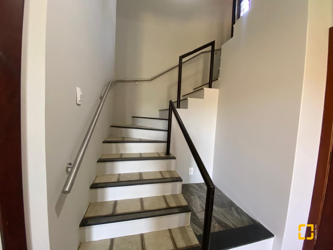 Casa com 304m², 6 quartos (sendo 2 suítes), 2 garagens, no bairro João Paulo em Florianópolis