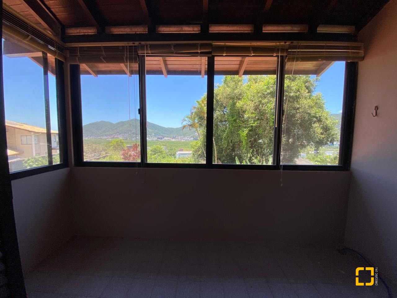 Casa com 304m², 6 quartos (sendo 2 suítes), 2 garagens, no bairro João Paulo em Florianópolis