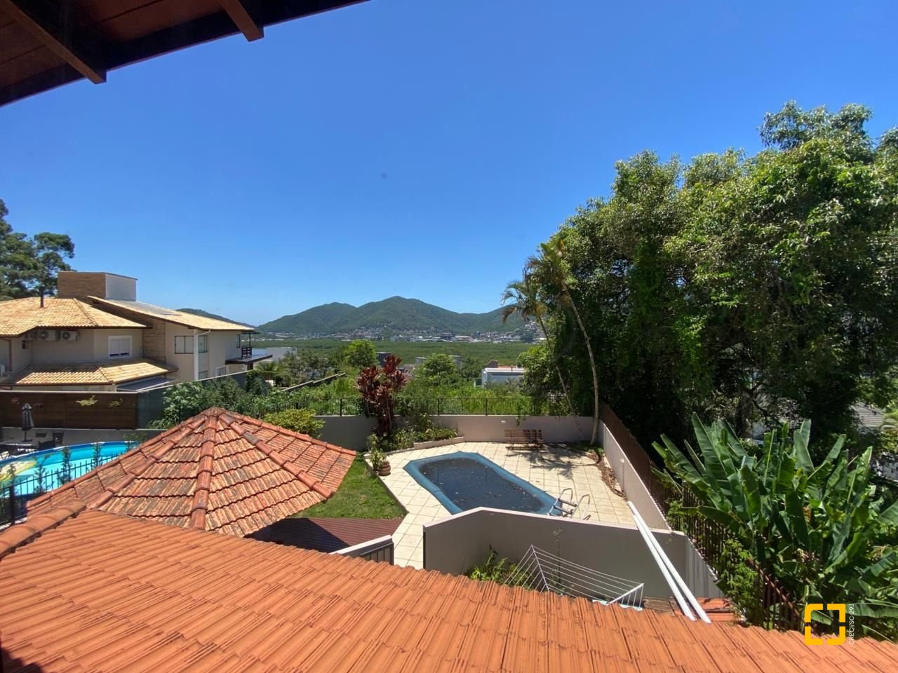 Casa com 304m², 6 quartos (sendo 2 suítes), 2 garagens, no bairro João Paulo em Florianópolis