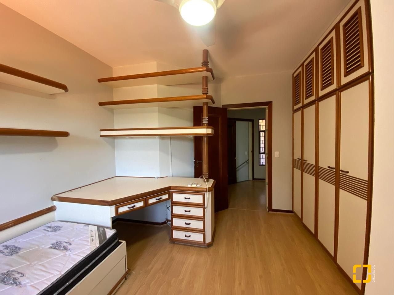 Casa com 304m², 6 quartos (sendo 2 suítes), 2 garagens, no bairro João Paulo em Florianópolis