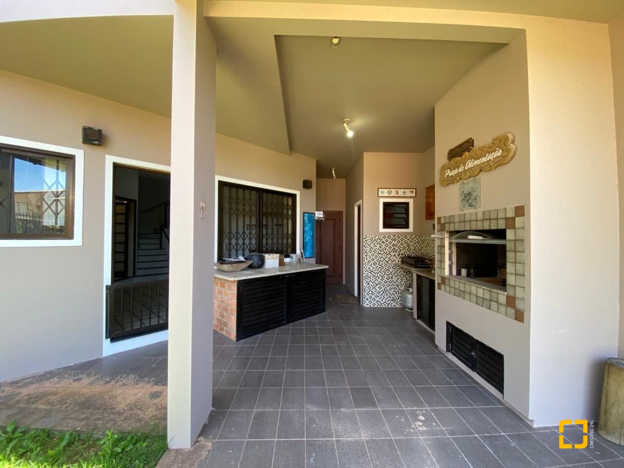 Casa com 304m², 6 quartos (sendo 2 suítes), 2 garagens, no bairro João Paulo em Florianópolis