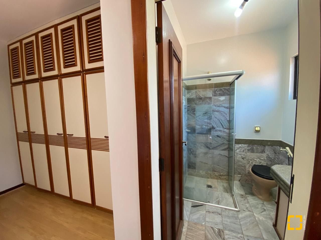 Casa com 304m², 6 quartos (sendo 2 suítes), 2 garagens, no bairro João Paulo em Florianópolis