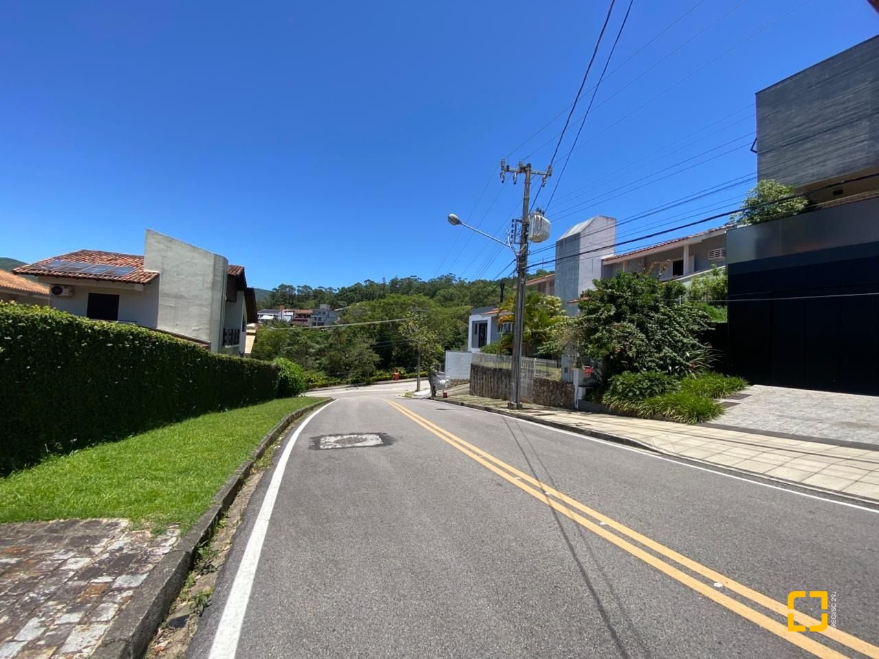 Casa com 304m², 6 quartos (sendo 2 suítes), 2 garagens, no bairro João Paulo em Florianópolis
