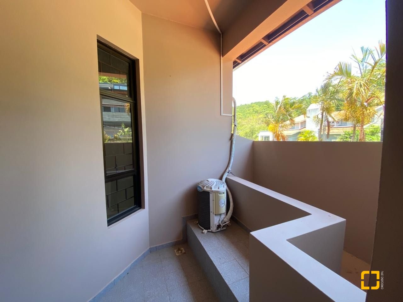 Casa com 304m², 6 quartos (sendo 2 suítes), 2 garagens, no bairro João Paulo em Florianópolis