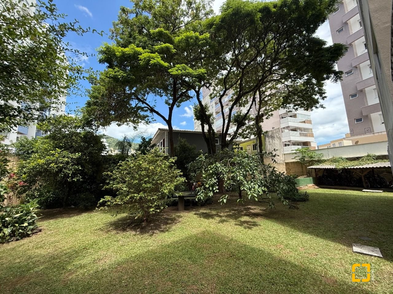 Apartamento com 59m², 3 quartos, 1 garagem, no bairro Itacorubi em Florianópolis