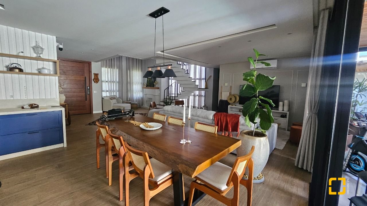 Casa de Condomínio com 346m², 3 quartos (sendo 3 suítes), 2 garagens, no bairro Vargem Pequena em Florianópolis