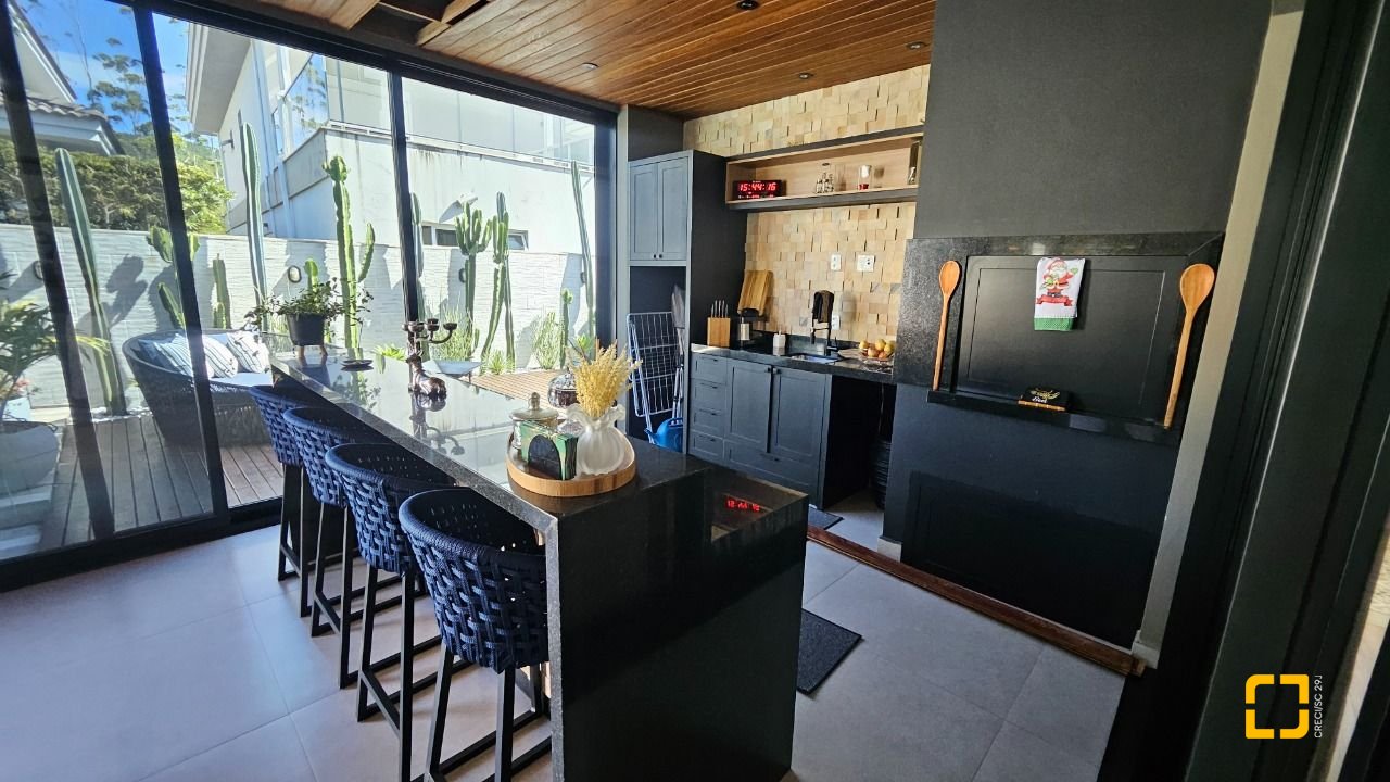 Casa de Condomínio com 346m², 3 quartos (sendo 3 suítes), 2 garagens, no bairro Vargem Pequena em Florianópolis