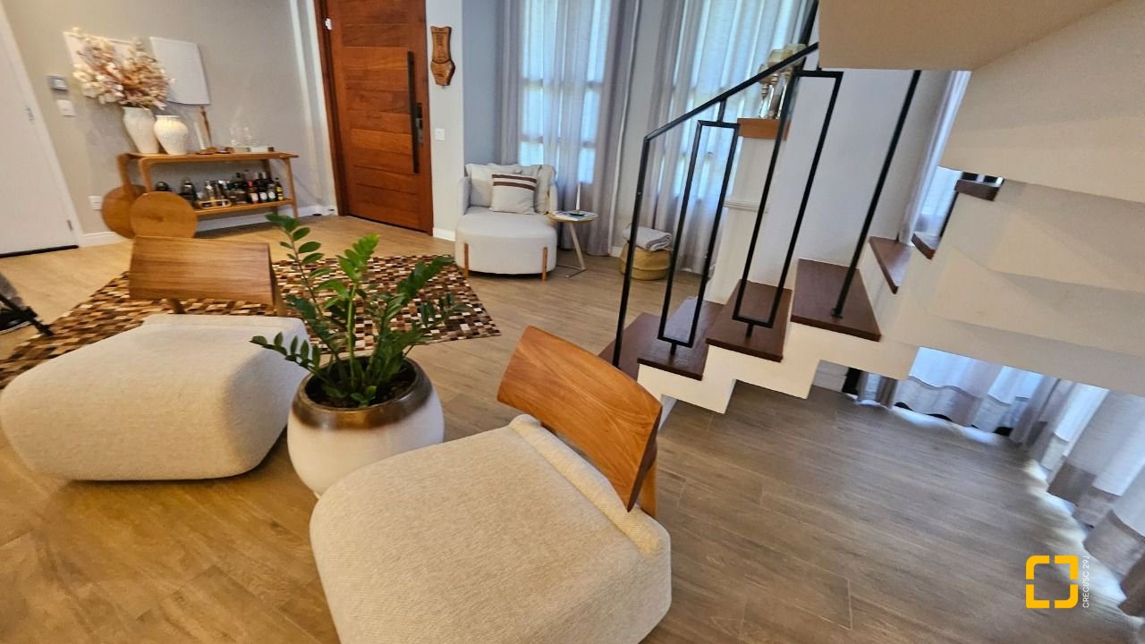 Casa de Condomínio com 346m², 3 quartos (sendo 3 suítes), 2 garagens, no bairro Vargem Pequena em Florianópolis