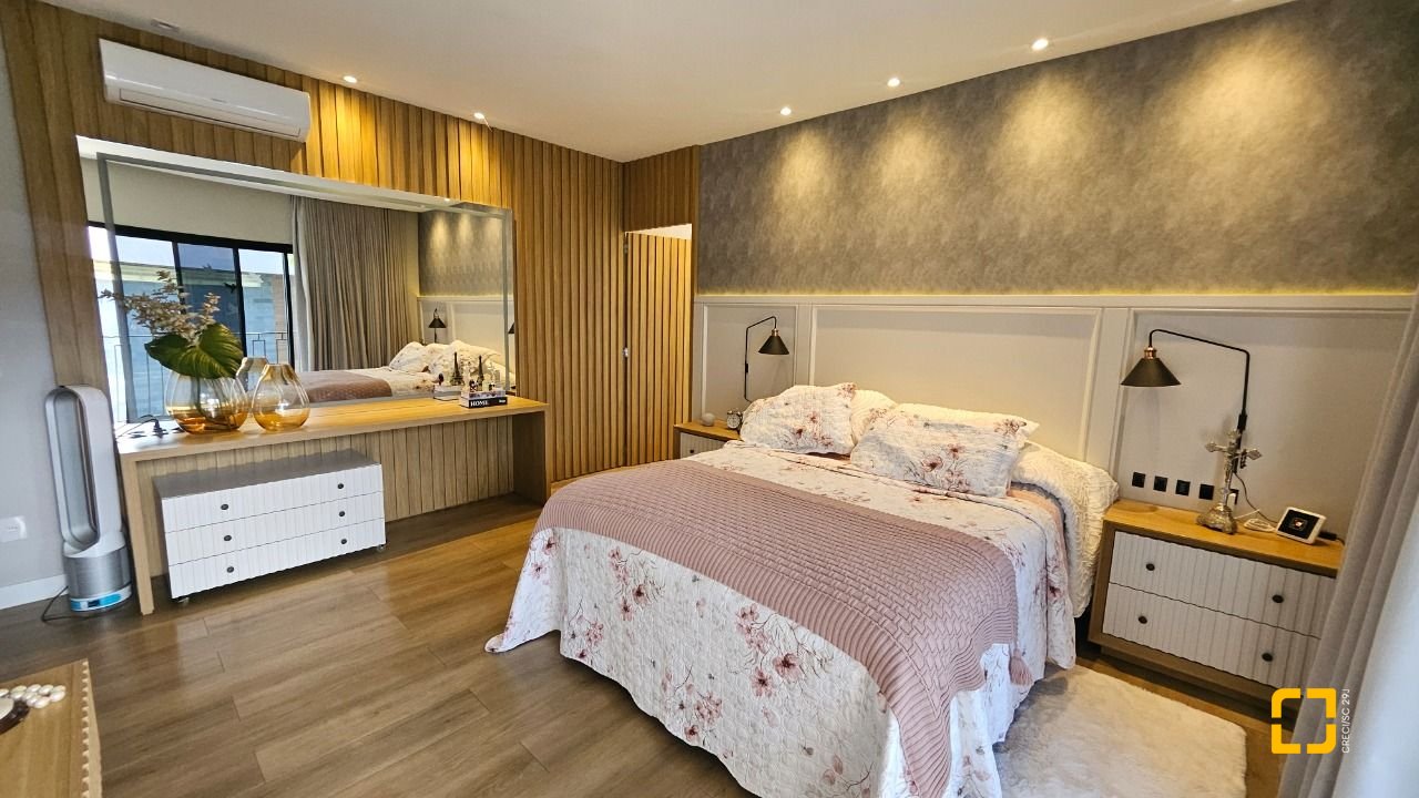 Casa de Condomínio com 346m², 3 quartos (sendo 3 suítes), 2 garagens, no bairro Vargem Pequena em Florianópolis