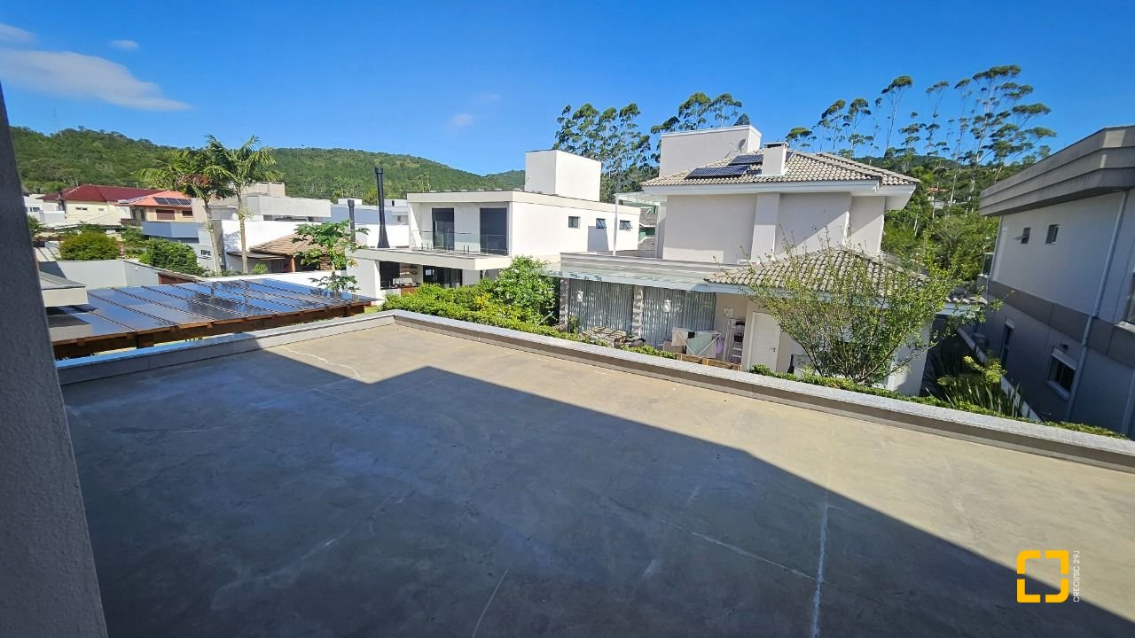 Casa de Condomínio com 346m², 3 quartos (sendo 3 suítes), 2 garagens, no bairro Vargem Pequena em Florianópolis