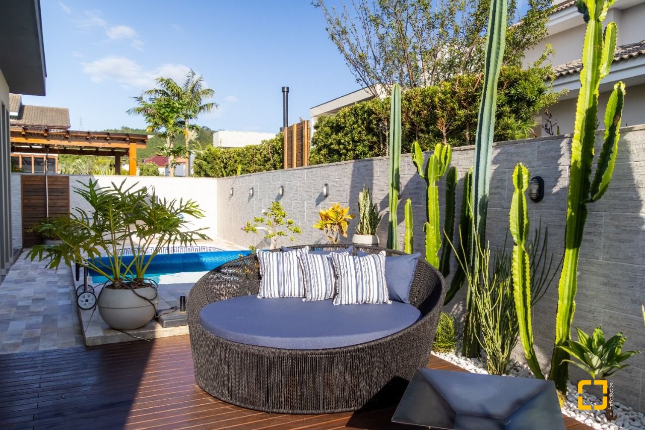 Casa de Condomínio com 346m², 3 quartos (sendo 3 suítes), 2 garagens, no bairro Vargem Pequena em Florianópolis
