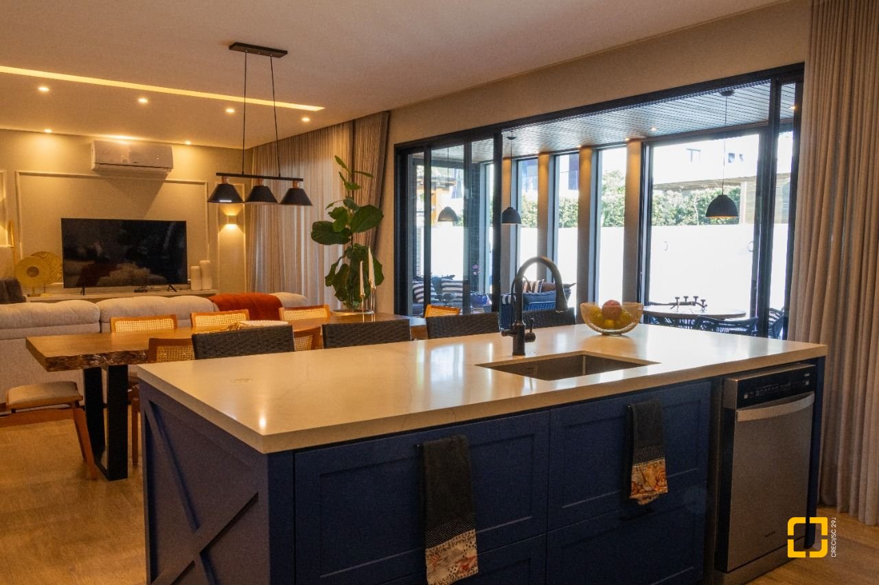 Casa de Condomínio com 346m², 3 quartos (sendo 3 suítes), 2 garagens, no bairro Vargem Pequena em Florianópolis