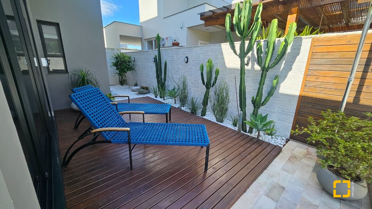 Casa de Condomínio com 346m², 3 quartos (sendo 3 suítes), 2 garagens, no bairro Vargem Pequena em Florianópolis