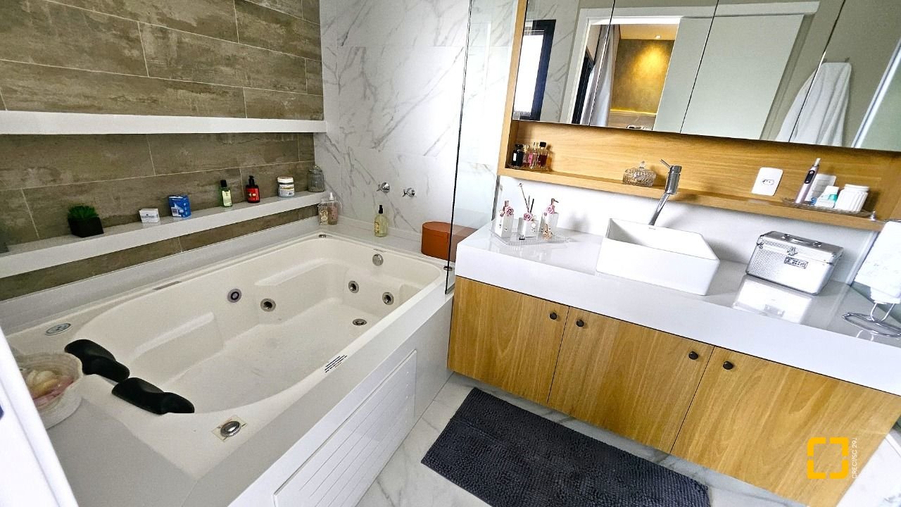 Casa de Condomínio com 346m², 3 quartos (sendo 3 suítes), 2 garagens, no bairro Vargem Pequena em Florianópolis