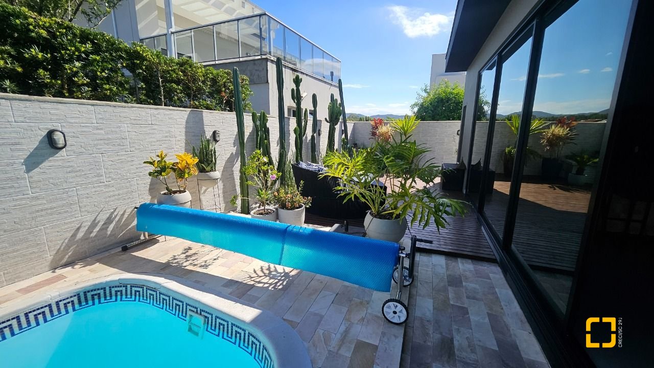Casa de Condomínio com 346m², 3 quartos (sendo 3 suítes), 2 garagens, no bairro Vargem Pequena em Florianópolis
