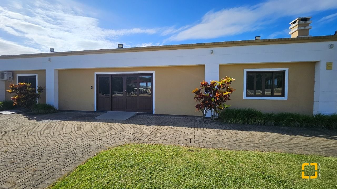Casa de Condomínio com 346m², 3 quartos (sendo 3 suítes), 2 garagens, no bairro Vargem Pequena em Florianópolis