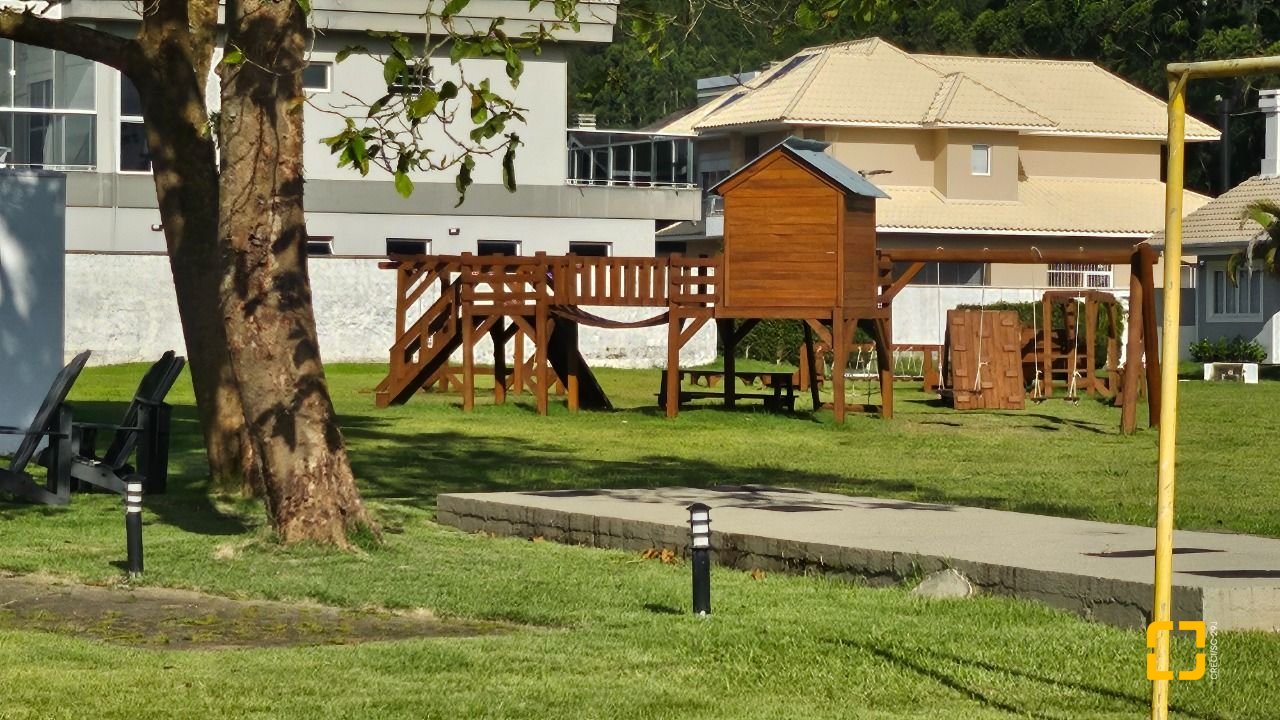 Casa de Condomínio com 346m², 3 quartos (sendo 3 suítes), 2 garagens, no bairro Vargem Pequena em Florianópolis