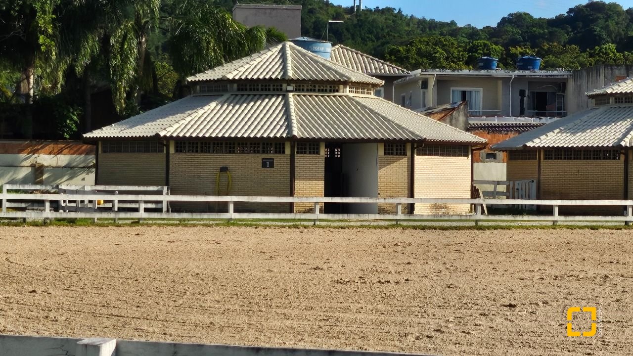 Casa de Condomínio com 346m², 3 quartos (sendo 3 suítes), 2 garagens, no bairro Vargem Pequena em Florianópolis