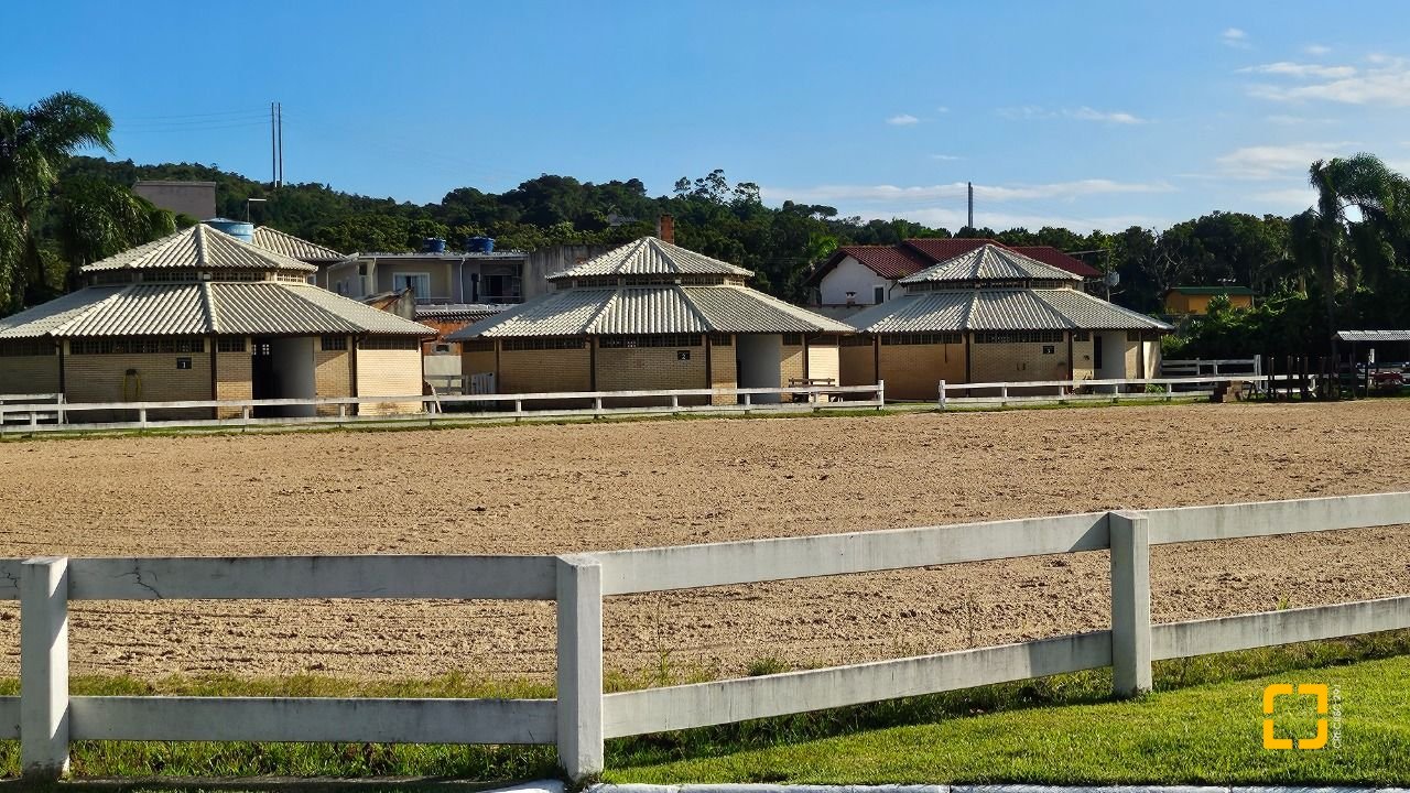 Casa de Condomínio com 346m², 3 quartos (sendo 3 suítes), 2 garagens, no bairro Vargem Pequena em Florianópolis