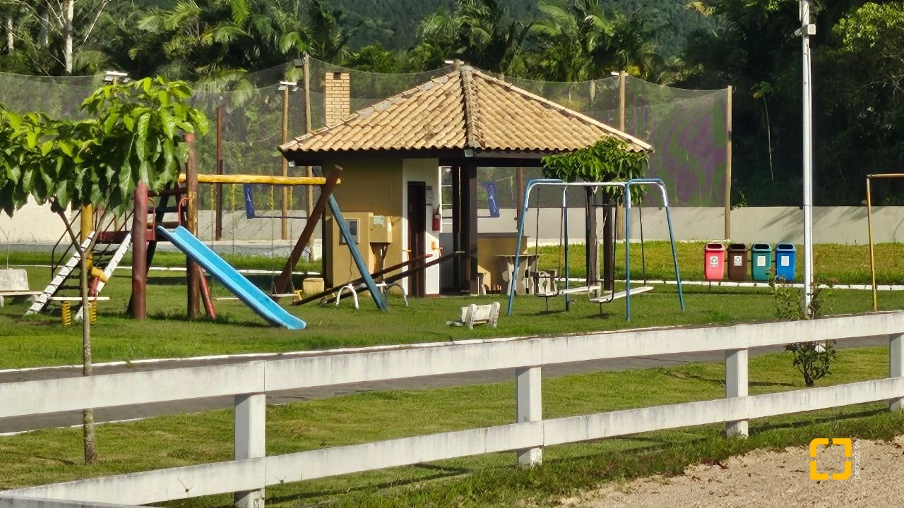 Casa de Condomínio com 346m², 3 quartos (sendo 3 suítes), 2 garagens, no bairro Vargem Pequena em Florianópolis