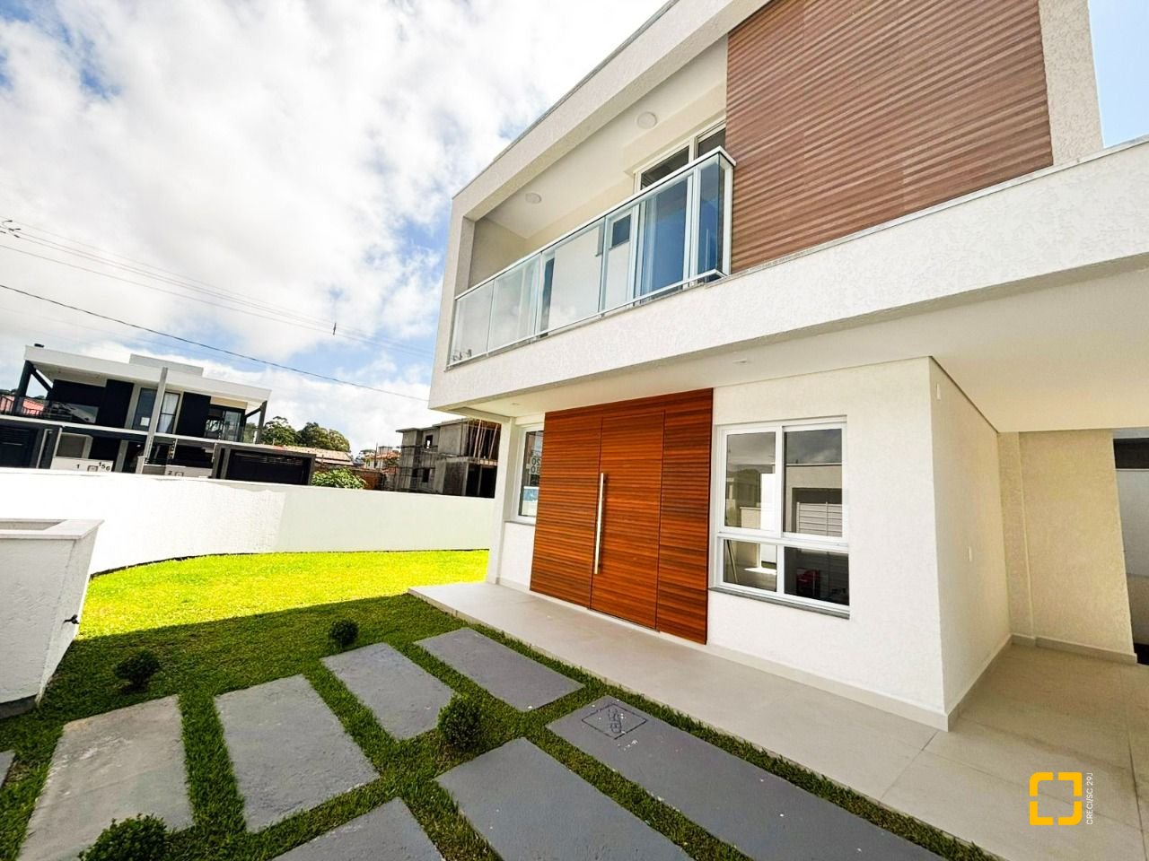 Casa com 138m², 3 quartos (sendo 3 suítes), 2 garagens, no bairro Ingleses do Rio Vermelho em Florianópolis