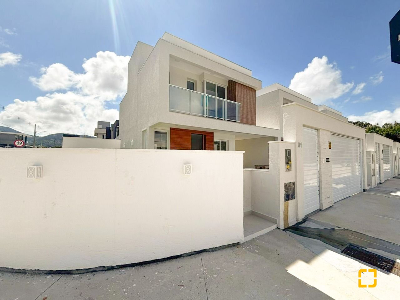Casa com 138m², 3 quartos (sendo 3 suítes), 2 garagens, no bairro Ingleses do Rio Vermelho em Florianópolis