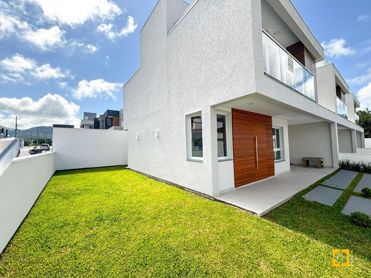 Casa com 138m², 3 quartos (sendo 3 suítes), 2 garagens, no bairro Ingleses do Rio Vermelho em Florianópolis