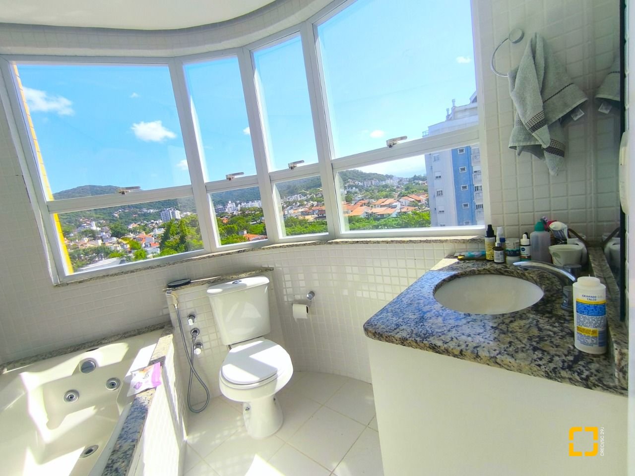 Apartamento com 103m², 4 quartos (sendo 1 suíte), 2 garagens, no bairro Itacorubi em Florianópolis