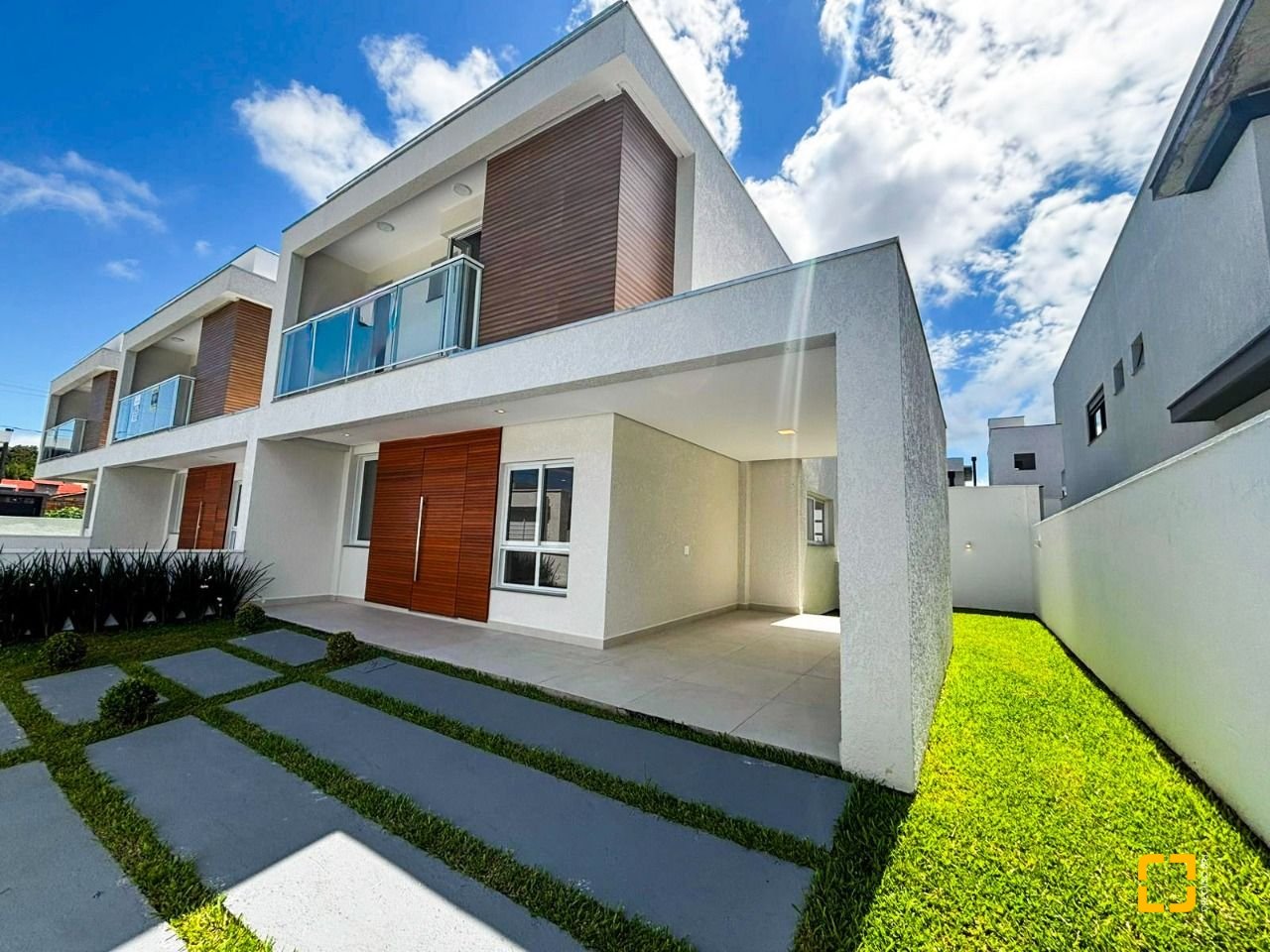 Casa com 138m², 3 quartos (sendo 3 suítes), 2 garagens, no bairro Ingleses do Rio Vermelho em Florianópolis