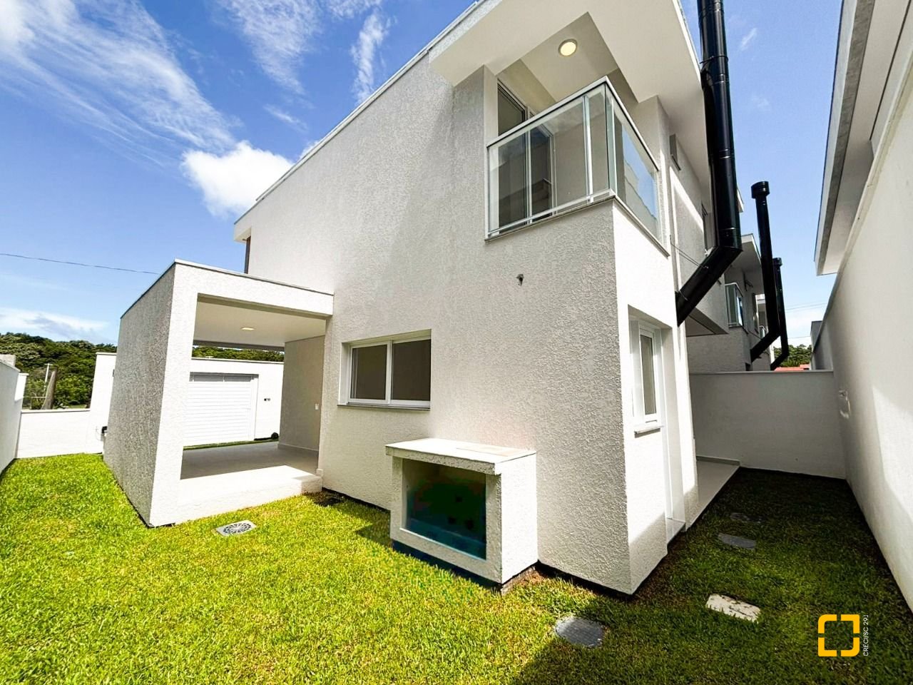 Casa com 138m², 3 quartos (sendo 3 suítes), 2 garagens, no bairro Ingleses do Rio Vermelho em Florianópolis