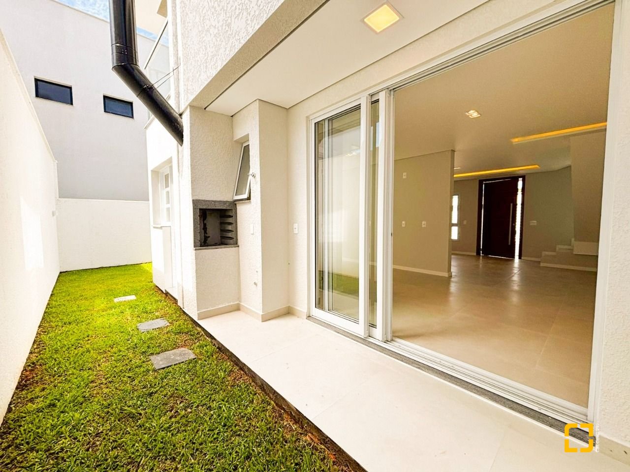 Casa com 138m², 3 quartos (sendo 3 suítes), 2 garagens, no bairro Ingleses do Rio Vermelho em Florianópolis